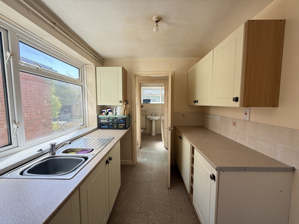 Lot: 109 - TWO-BEDROOM HOUSE IN NEED OF IMPROVEMENT - Fitted kitchen